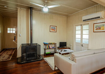 Cedar Glen Scenic Rim Accommodation Dairy Cottage Loungeroom