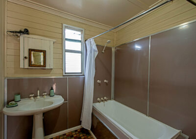 Cedar Glen Scenic Rim Accommodation Homestead Bathroom 1_