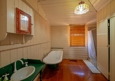 Cedar Glen Scenic Rim Accommodation Homestead Bathroom 2