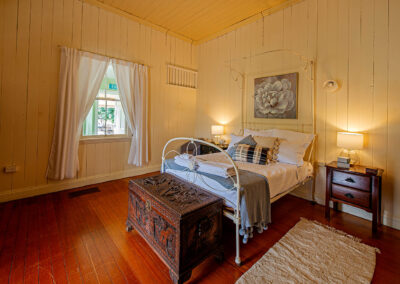 Cedar Glen Scenic Rim Accommodation Homestead Bed 1_