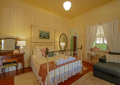 Cedar Glen Scenic Rim Accommodation Homestead Bed 2_