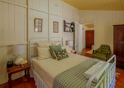 Cedar Glen Scenic Rim Accommodation Homestead Bed 3_