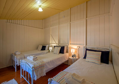 Cedar Glen Scenic Rim Accommodation Homestead Bed 4_