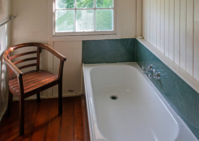 Cedar Glen Scenic Rim Accommodation Wallaby Cottage Bathroom