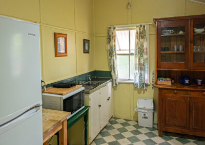 Cedar Glen Scenic Rim Accommodation Wallaby Cottage Kitchen 1