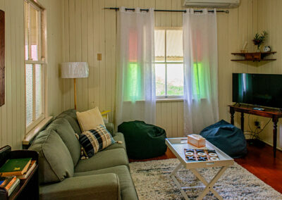 Cedar Glen Scenic Rim Accommodation Wallaby Cottage Lounge