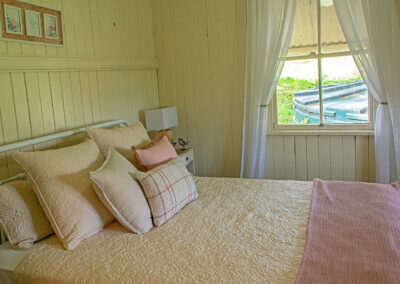 Cedar Glen Scenic Rim Accommodation Wallaby Cottage Main Bedroom